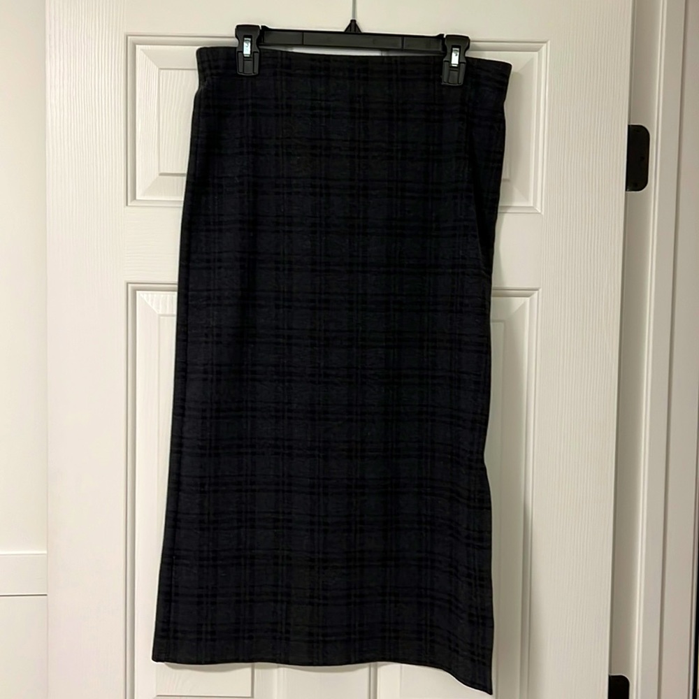 Loft pencil skirt in medium. Only worn once. Slit on side.